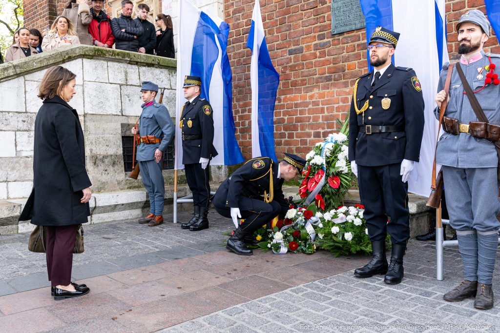 rocznica, wzwolenie, Kraków, rynek, Wieża Ratuszowa, wieńce, kwiaty, zaborcy  Autor: P. Wojnarowski