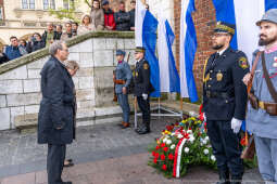 rocznica, wzwolenie, Kraków, rynek, Wieża Ratuszowa, wieńce, kwiaty, zaborcy