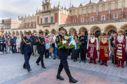 rocznica, wzwolenie, Kraków, rynek, Wieża Ratuszowa, wieńce, kwiaty, zaborcy