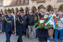 rocznica, wzwolenie, Kraków, rynek, Wieża Ratuszowa, wieńce, kwiaty, zaborcy