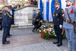 rocznica, wzwolenie, Kraków, rynek, Wieża Ratuszowa, wieńce, kwiaty, zaborcy