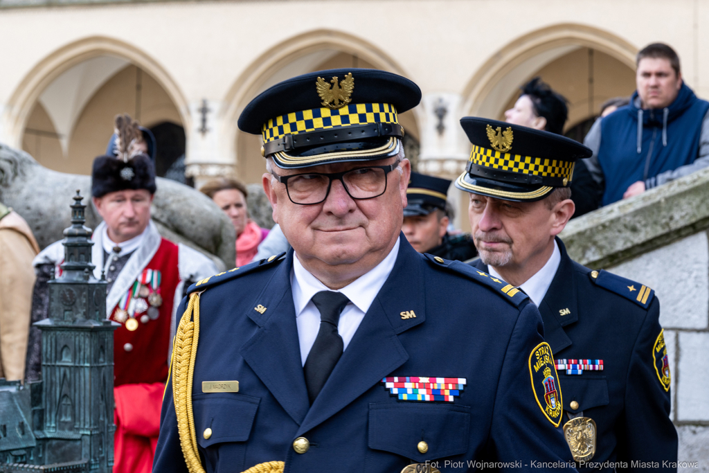 rocznica, wzwolenie, Kraków, rynek, Wieża Ratuszowa, wieńce, kwiaty, zaborcy  Autor: P. Wojnarowski