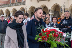 rocznica, wzwolenie, Kraków, rynek, Wieża Ratuszowa, wieńce, kwiaty, zaborcy