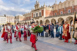 rocznica, wzwolenie, Kraków, rynek, Wieża Ratuszowa, wieńce, kwiaty, zaborcy