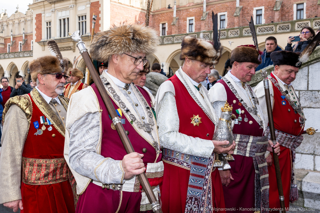 rocznica, wzwolenie, Kraków, rynek, Wieża Ratuszowa, wieńce, kwiaty, zaborcy  Autor: P. Wojnarowski