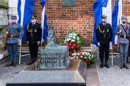 rocznica, wzwolenie, Kraków, rynek, Wieża Ratuszowa, wieńce, kwiaty, zaborcy