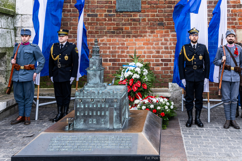 rocznica, wzwolenie, Kraków, rynek, Wieża Ratuszowa, wieńce, kwiaty, zaborcy  Autor: P. Wojnarowski