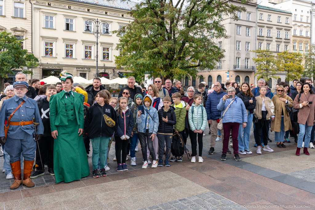 rocznica, wzwolenie, Kraków, rynek, Wieża Ratuszowa, wieńce, kwiaty, zaborcy  Autor: P. Wojnarowski