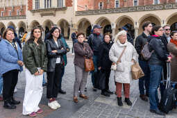 rocznica, wzwolenie, Kraków, rynek, Wieża Ratuszowa, wieńce, kwiaty, zaborcy