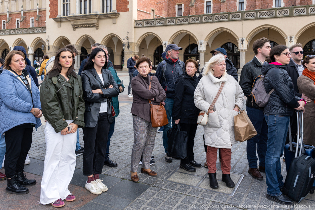 rocznica, wzwolenie, Kraków, rynek, Wieża Ratuszowa, wieńce, kwiaty, zaborcy  Autor: P. Wojnarowski