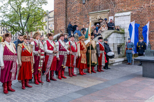 rocznica, wzwolenie, Kraków, rynek, Wieża Ratuszowa, wieńce, kwiaty, zaborcy