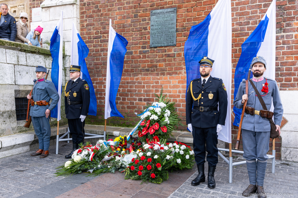 rocznica, wzwolenie, Kraków, rynek, Wieża Ratuszowa, wieńce, kwiaty, zaborcy  Autor: P. Wojnarowski