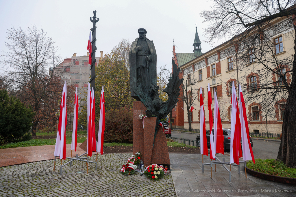 bs-241111-bsk_6970.jpg-11 listopada, kwiaty, pomnik  Autor: B. Świerzowski