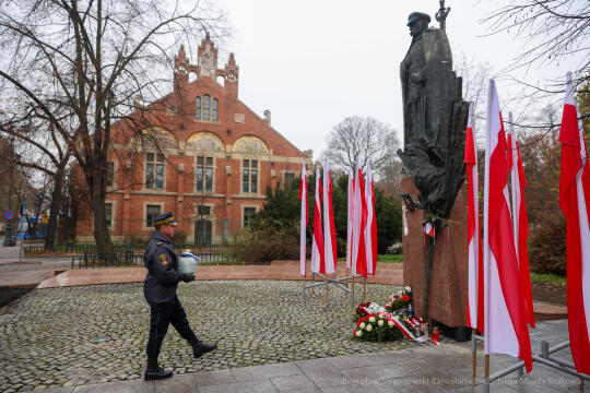 bs-241111-bsk_6980.jpg-11 listopada, kwiaty, pomnik