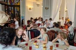 900x600dzieci jedzą podwieczorek w restauracji sejmowej.jpg-Wycieczka do Warszawy