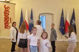 900x600dzieci w pałacu prezydenckim.jpg-Wycieczka do Warszawy