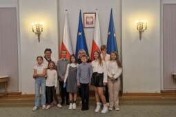 900x600dzieci w sali w pałacu prezydenckim.jpg-Wycieczka do Warszawy