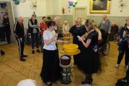 dscf8758.jpg-Zabawa Andrzejkowa 2024 z wieloma ucztami.