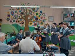 20241230_132906.jpg-Kolędowanie z harcerkami.