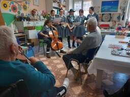 20241230_132921.jpg-Kolędowanie z harcerkami.