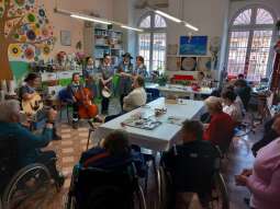 20241230_135745.jpg-Kolędowanie z harcerkami.