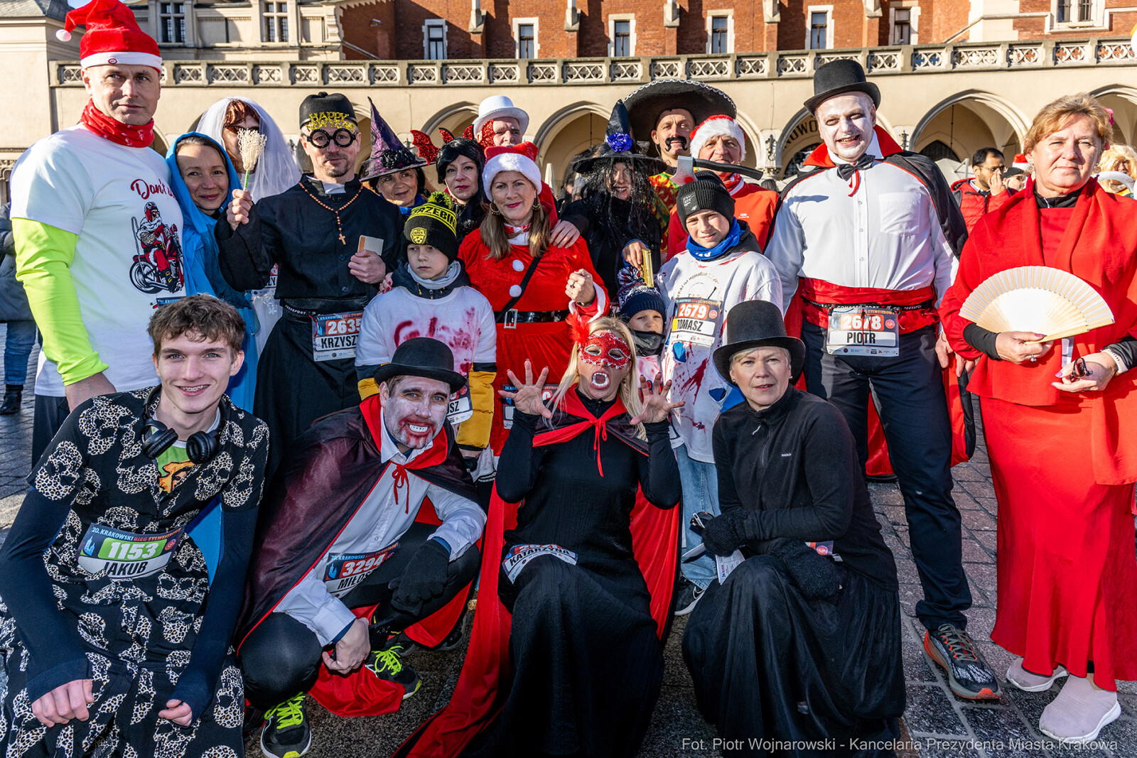 20 Jubileuszowy Bieg Sylwestrowy, 2024, zdjęcia, uczestnicy, biegacze, stroje, Mazur, Kraków  Autor: P. Wojnarowski