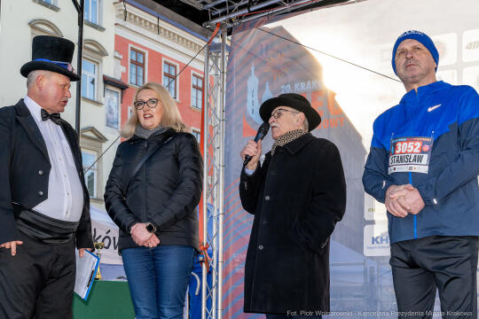 20 Jubileuszowy Bieg Sylwestrowy, 2024, zdjęcia, uczestnicy, biegacze, stroje, Mazur, Kraków