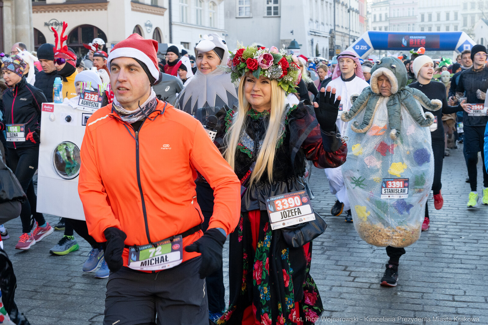 20 Jubileuszowy Bieg Sylwestrowy, 2024, zdjęcia, uczestnicy, biegacze, stroje, Mazur, Kraków  Autor: P. Wojnarowski