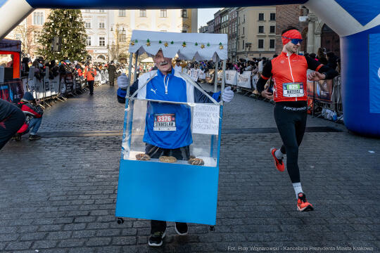 20 Jubileuszowy Bieg Sylwestrowy, 2024, zdjęcia, uczestnicy, biegacze, stroje, Mazur, Kraków