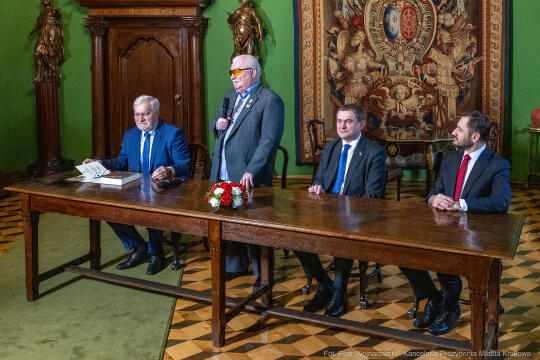 pw_406_009_fot. piotr wojnarowski.jpg-Miszalski, Wałęsa, spotkanie, zdjęcia, portret, UJ