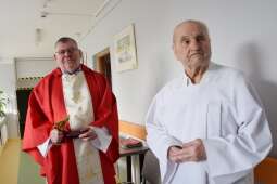 Kapłan wraz z Mieszkańcem posługującym podczas Eucharystii