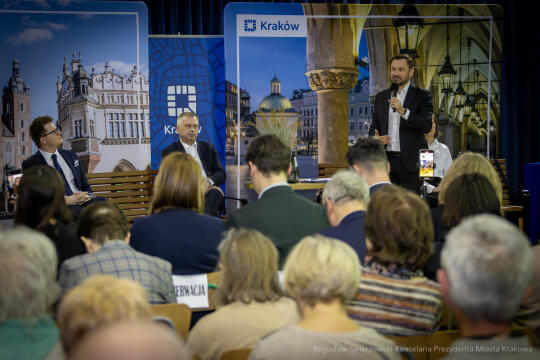 bs-250318-bsk_4128-poprawione-szum.jpg-Ławka Dialogu, Miszalski, Mazur, Klaman