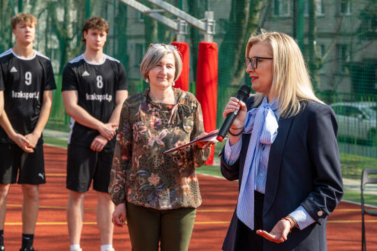 pw_445_024_fot. piotr wojnarowski.jpg-Sęk, otwarcie, boiska, zdjęcia, XIII LO, SP 38, Sądowa