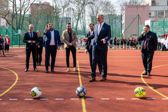 pw_445_031_fot. piotr wojnarowski.jpg-Sęk, otwarcie, boiska, zdjęcia, XIII LO, SP 38, Sądowa