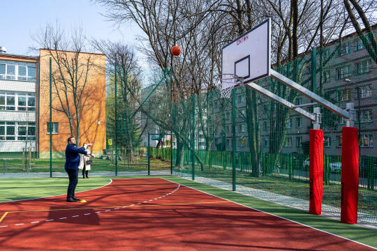 pw_445_032_fot. piotr wojnarowski.jpg-Sęk, otwarcie, boiska, zdjęcia, XIII LO, SP 38, Sądowa