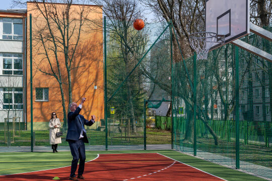 pw_445_033_fot. piotr wojnarowski.jpg-Sęk, otwarcie, boiska, zdjęcia, XIII LO, SP 38, Sądowa