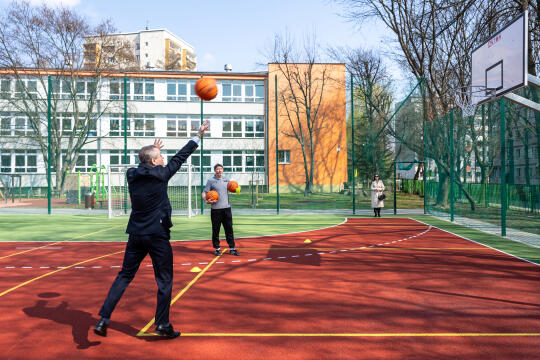 pw_445_035_fot. piotr wojnarowski.jpg-Sęk, otwarcie, boiska, zdjęcia, XIII LO, SP 38, Sądowa