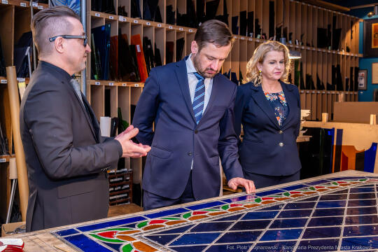 pw_446_006_fot. piotr wojnarowski.jpg-Prezydent Krakowa odwiedził Muzeum Witrażu