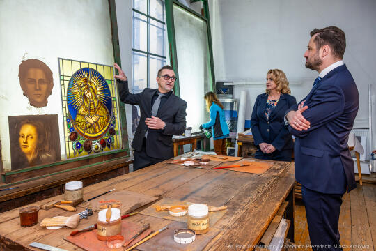 pw_446_012_fot. piotr wojnarowski.jpg-Prezydent Krakowa odwiedził Muzeum Witrażu