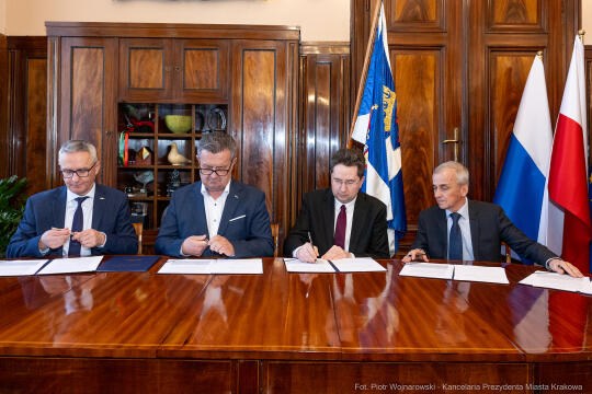 PW_456004_fot. Piotr Wojnarowski.jpg-Miszalski, umowa, podpisanie, nowe tramwaje, PESA, MPK