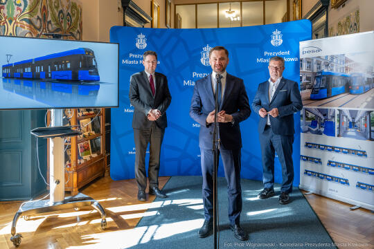 PW_456011_fot. Piotr Wojnarowski.jpg-Miszalski, umowa, podpisanie, nowe tramwaje, PESA, MPK