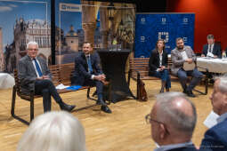 BS-250410-BSK_5682.jpg-Ławka Dialogu, Miszalski, Sęk