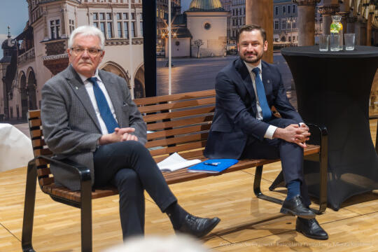 BS-250410-BSK_5683-Poprawione-Szum.jpg-Ławka Dialogu, Miszalski, Sęk