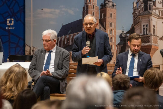 BS-250410-BSK_5704.jpg-Ławka Dialogu, Miszalski, Sęk