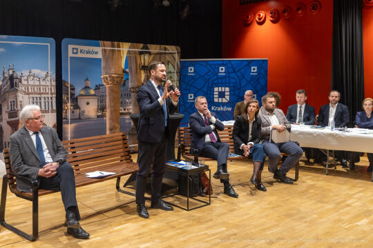 BS-250410-BSK_6295.jpg-Ławka Dialogu, Miszalski, Sęk