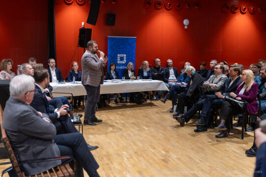 BS-250410-BSK_6354.jpg-Ławka Dialogu, Miszalski, Sęk