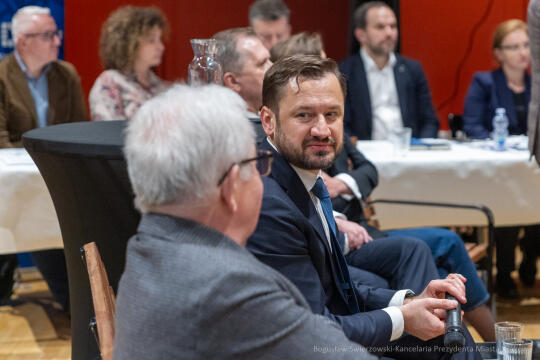 BS-250410-BSK_6362.jpg-Ławka Dialogu, Miszalski, Sęk