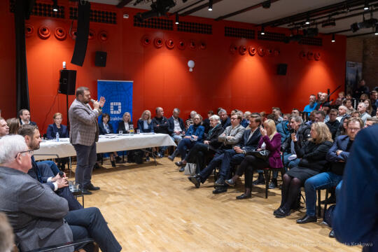 BS-250410-BSK_6377.jpg-Ławka Dialogu, Miszalski, Sęk