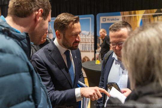 BS-250410-BSK_6530.jpg-Ławka Dialogu, Miszalski, Sęk