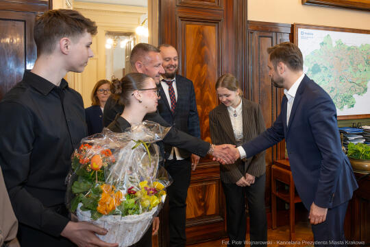 PW_464_002_fot. Piotr Wojnarowski.jpg-Miszalski, zdjęcia, spotkanie, licealiści, 8 LO Kraków